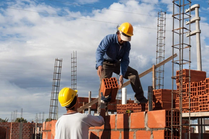 Trabajador en obra — pesaje para la industria de la construcción