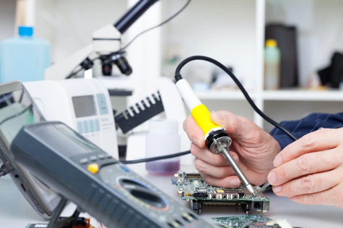 Técnico señalando un componente durante una revisión de servicio técnico