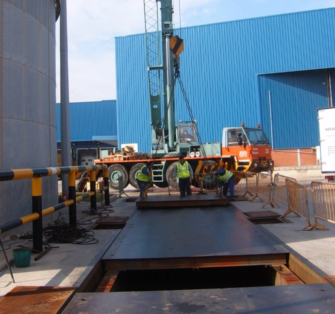 Báscula de camiones en planta industrial